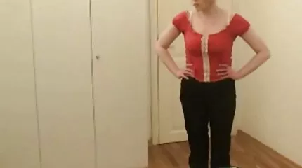 Schattig meisje masturbeert hartstochtelijk met kutjes films vingers