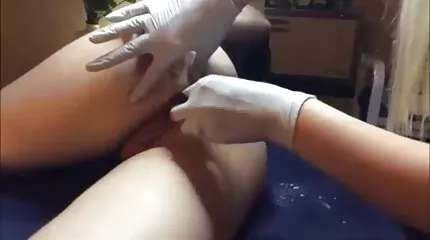 Zachtjes neemt een kleine penis erotische sex filmpjes in haar mond
