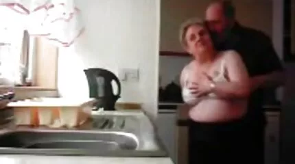 Grappige gratis erotische films Lovelace neukt zijn vriendin in roze poesje