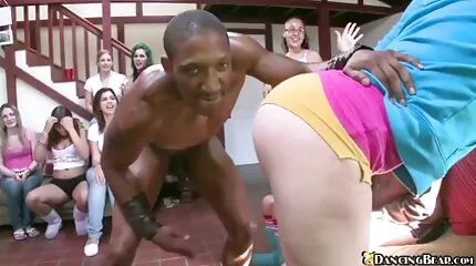 Meisje met een engelachtig gezicht streelt de kap gratis sex filmpjes kijken met haar vingers