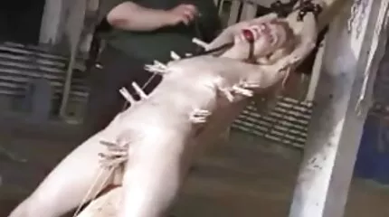 Hij gaf zoete kusjes en viel het meisje van erotische films gratis achteren aan