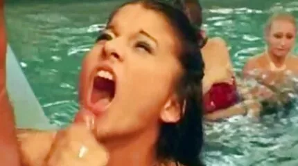 Aantrekkelijke Blonde duwt een sexfilmpjes gratis vibrator in haar kutje