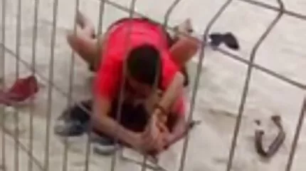 Roodharige babe Vingeren homo sexfilmpjes zijn lul in mond staande op haar knieën