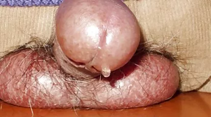 Vrouw met sensuele massage film bril zuigt penis op haar knieën