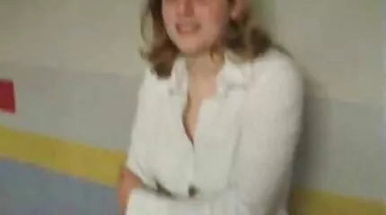 Man drenkt zijn handen met olie en geeft sec filmpjes een massage aan zijn naakte vrouw