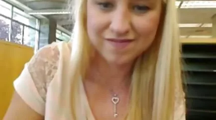 Op dit buitensex filmpjes moment Masturbeert het meisje met haar hongerige kutje