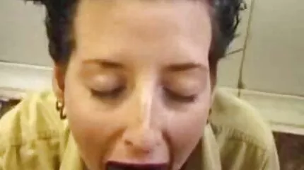 Dame in ondergoed duwde een man op haar sexfilmpjes gratis gezicht met Kutje