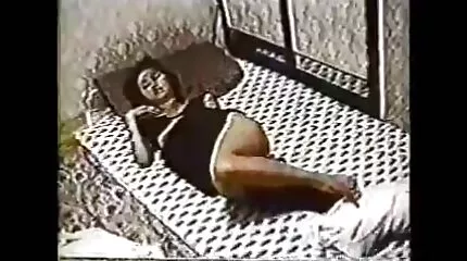 Wellustige brunette duwt vingers lesbische filmpjes in Kutje