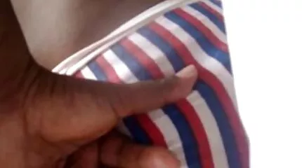 Naakt poesje thuis strelen sensuele massage film met vingers
