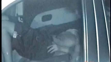 Jonge vrouw masturbeert kutje in de auto en gratis sexfilmpjes niet alleen