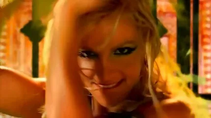 Chick in witte tank top en lekkere sexfilmpjes haar gevecht neuken in boot