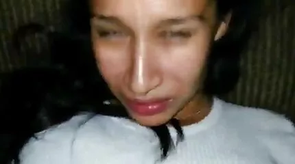 Ingevoegde elastische lul in de lul van een vrouw gratis sexy filmpjes met bril