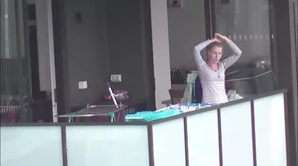 Het meisje in de hoed berijdt de lul en bereikt gratis sex films kijken extase
