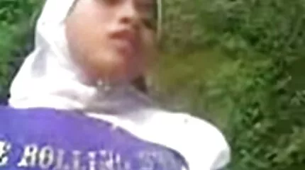 Verlegen blonde tepel speels masturbeert op stoel gratis sex film