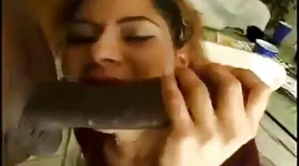 Schattig chick Vingeren een groepssex films man voor geld