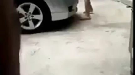 Mulat met grote ballen heeft een oude man met een harde erotische sex film lul