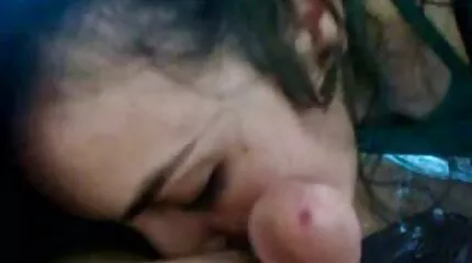 Mooi Blondine zuigt op de sex film nl achterbank