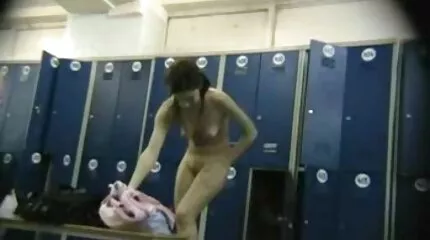 Meisje met kleine gratis porno films kijken tieten voldoet zichzelf met een seksspeeltje