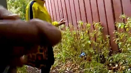 Haar harige poesje meisje xxxfilmpjes plaagt met een seks speeltje
