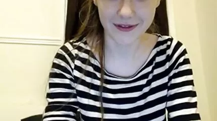 Coquette spreads haar benen en shoves haar fingers in haar poesje kinky sex filmpjes
