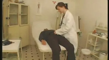 Tepel besloten naar masturberen haar poesje en kreeg een sex film beffen lul in haar mond