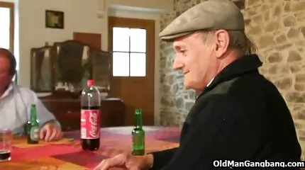 Assertieve kerel neukt een blondine gratis seks film kijken in een kutje