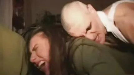 Naakt meisje streelt harige kut met lesbische filmpjes haar handen