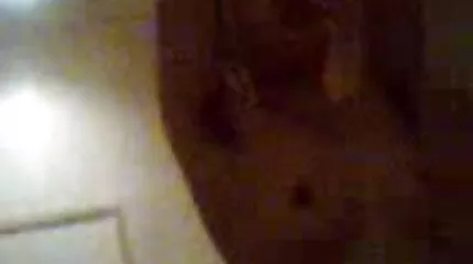 De schoonheid springt voor de gratis xxx filmpjes laatste keer op de man en schreeuwt van plezier