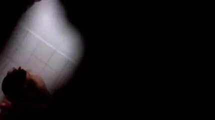 De hut vigorely inserts haar korte sexfilmpjes fingers in haar poesje