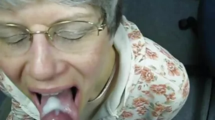 De man kleedde de slapende stiefmoeder zorgvuldig uit en begon haar sexfeest film te neuken