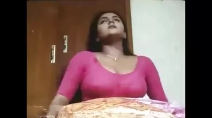 Een vrouw met een goed figuur springt op leuke sexfilmpjes de hoed van de volgende trachal
