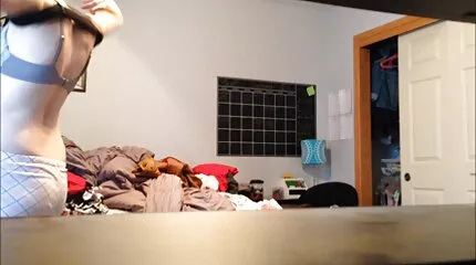 Voert blowjob en gratis geile sexfilmpjes masturbeert kutje
