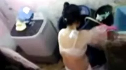 Meisje in zwart sex film nl kousen wrijft haar harige poesje