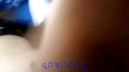 Ondeugende pass passionate plaagt kutje op gratis pornografische films bank en cums van plezier