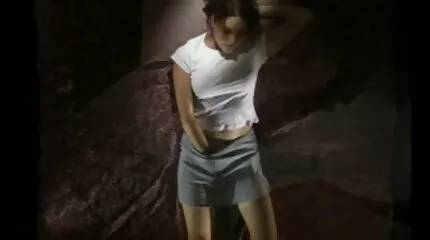 Slanke ouderen sex film cutie plaagt voor de camera en schijnt poesje