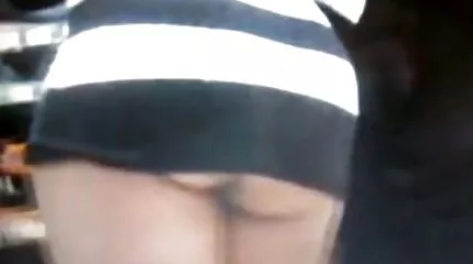 Geolied seksspeeltje past mooie sexfilmpjes in rood kutje