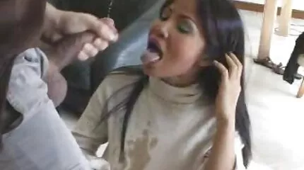 Babe streelt haar www sex film nl poesje met een vinger en wordt geil