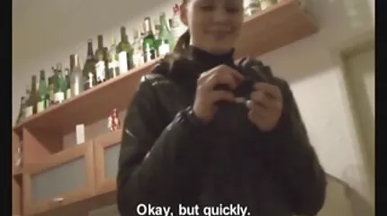 Bevrijde prinses jerks lekkere sex film off pik en masturbeert kutje