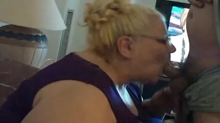 Blondine takes af haar gratis sex film slipje en strokes haar handen