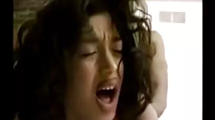 Het speelse meisje schijnt het gat en bloost lesbische filmpjes er niet heel voorzichtig naar toe