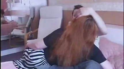 Mollig dame doet een borst massage prive sexfilmpjes bij thuis
