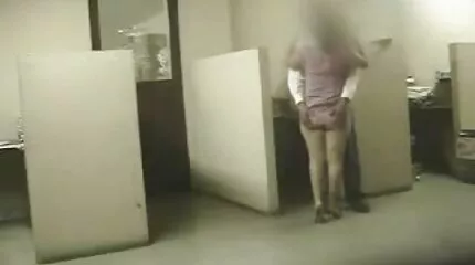 Het meisje in kousen gaf zichzelf aan de 123gratis sexfilmpjes klant pik