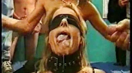 Chick in erotisch clothes spreads haar benen sexfilmpjes voor lul
