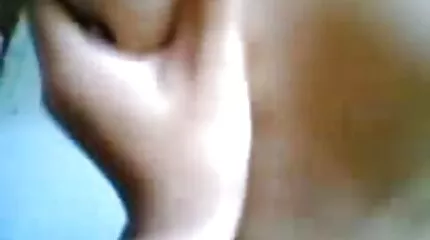 Ze tilde haar rok op en begon te neuken met een man in gratis sex filmpjes gratis een geschoren vagina