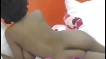 Gebruinde chick swallows guy ' s enorme lul gratis seksfilmpjes