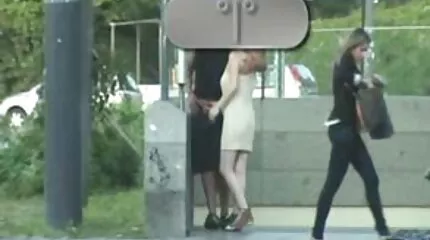Aangenaam meisje vingers harde sex filmpjes haar poesje en cums