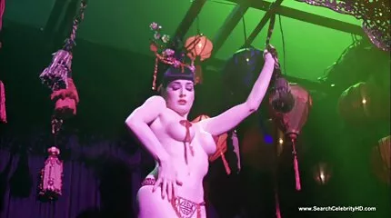 Self-serving chick gegeven aan erotische film gratis een vreemdeling voor cash
