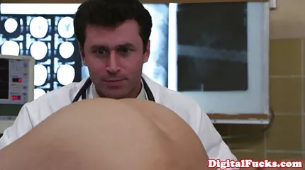 Vroeg in de ochtend in de slaapkamer chick raised de penis van haar gratis lange sex film man