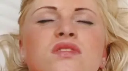 Schattig meisje in kousen springt op favoriete fallus gratis erotische film