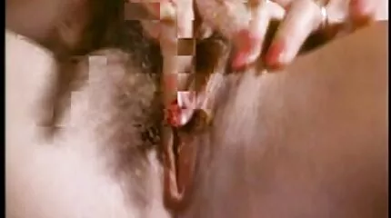 Stalen vibrator neukt zichzelf in nertsen seks film kijken en kreunt